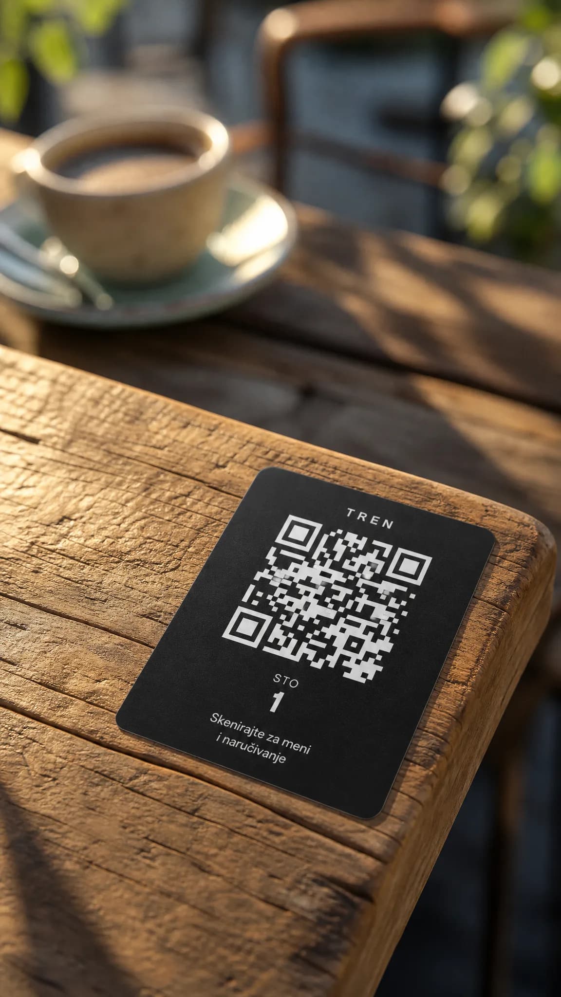 QR nalepnica sa oznakom stola na drvenom stolu u bašti